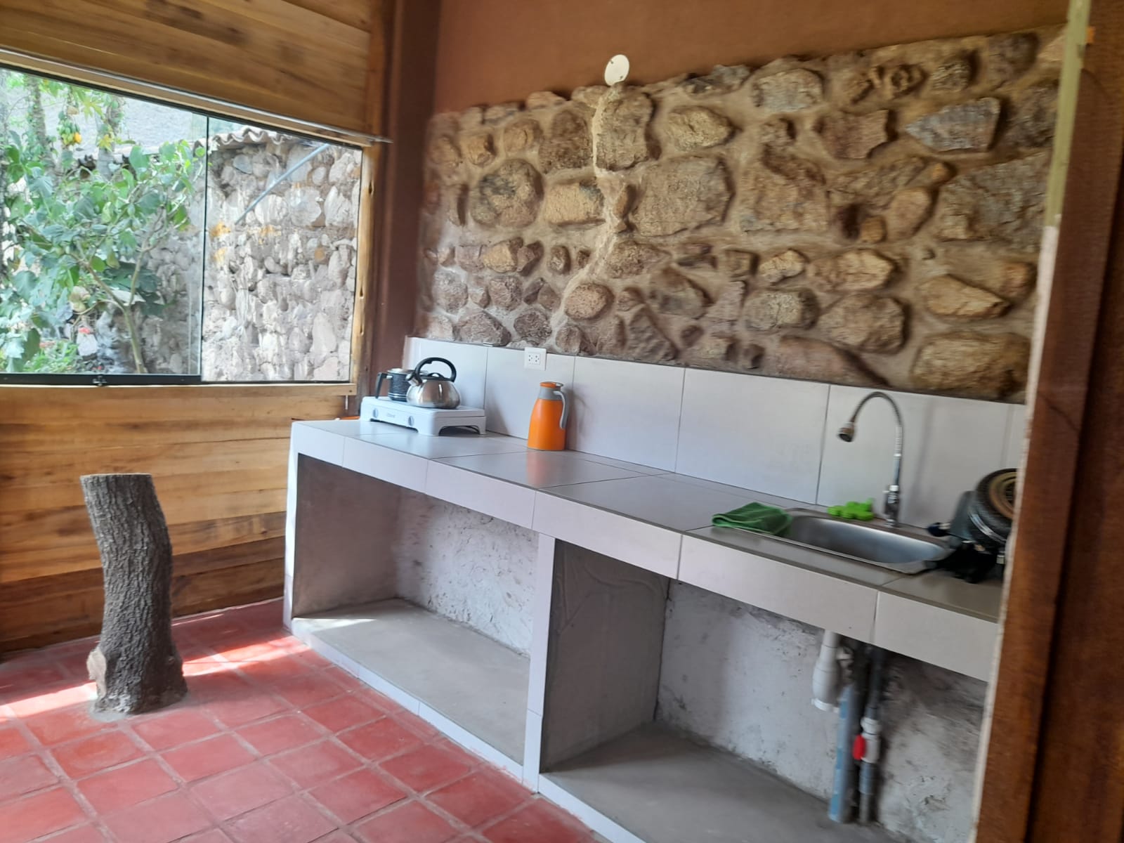 Cocina rústica con ventana al jardín