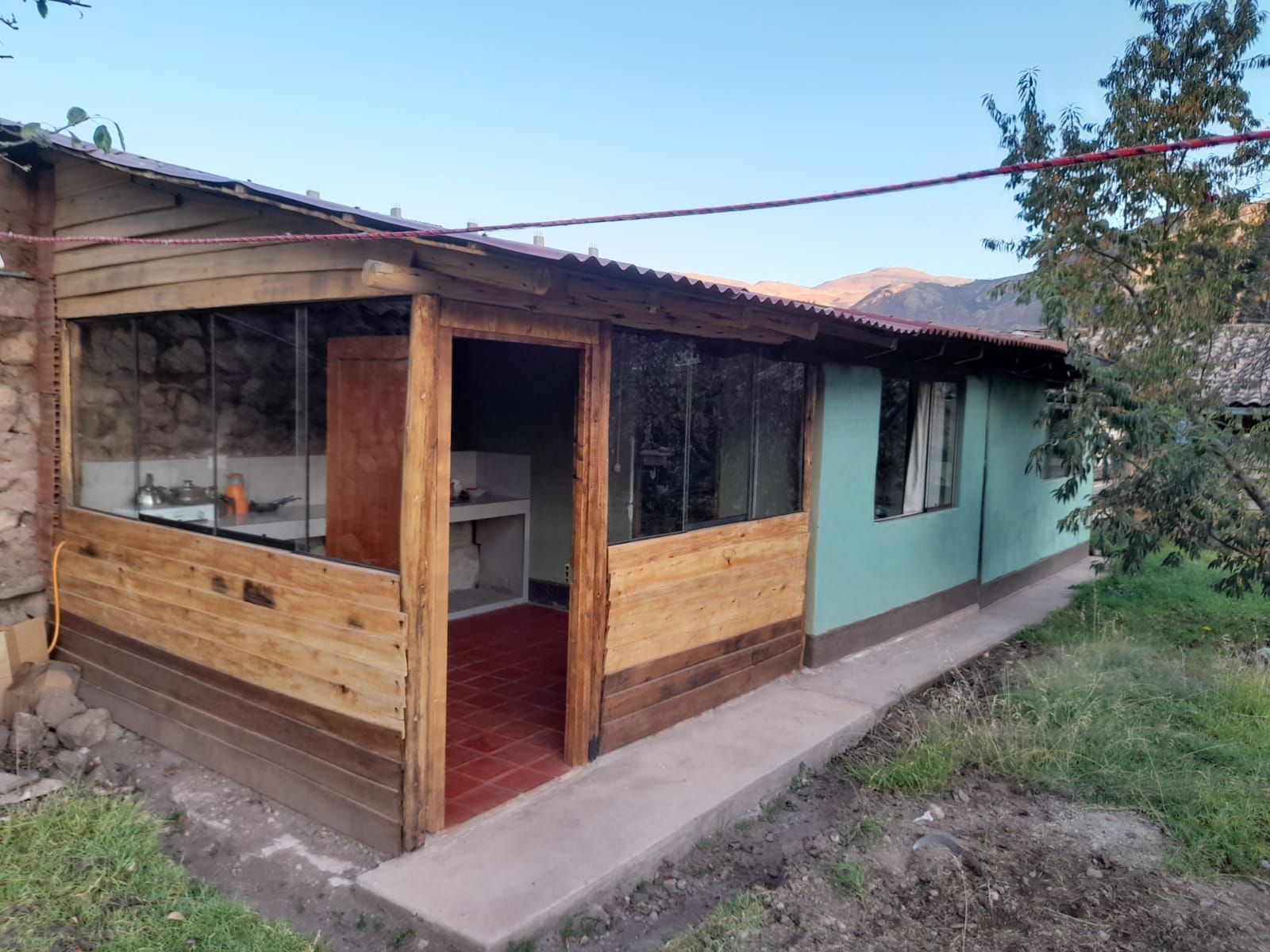 Bungalow Matrimonial con baño junto, madera y valle al fondo