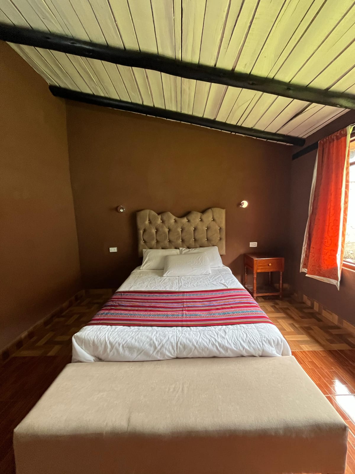 Bungalow Matrimonial con baño interno: cama con textil andino